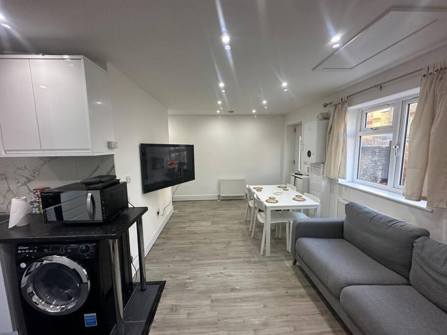 2 Bedroom House,Brownhillrd Se6 Londra Esterno foto