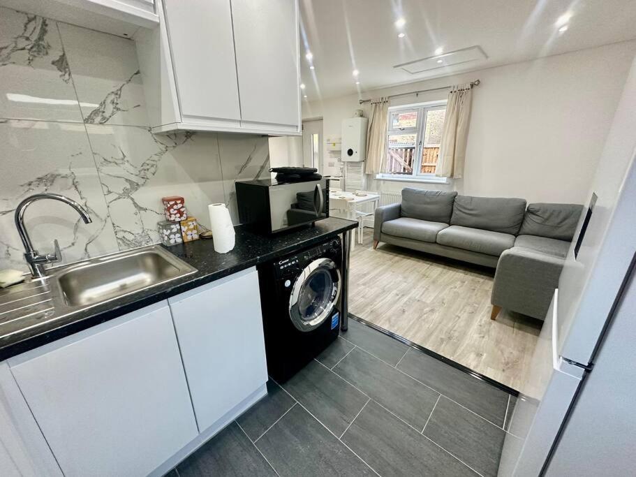 2 Bedroom House,Brownhillrd Se6 Londra Esterno foto