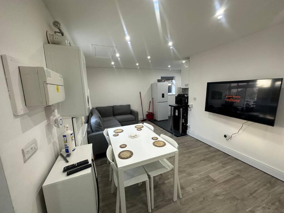 2 Bedroom House,Brownhillrd Se6 Londra Esterno foto